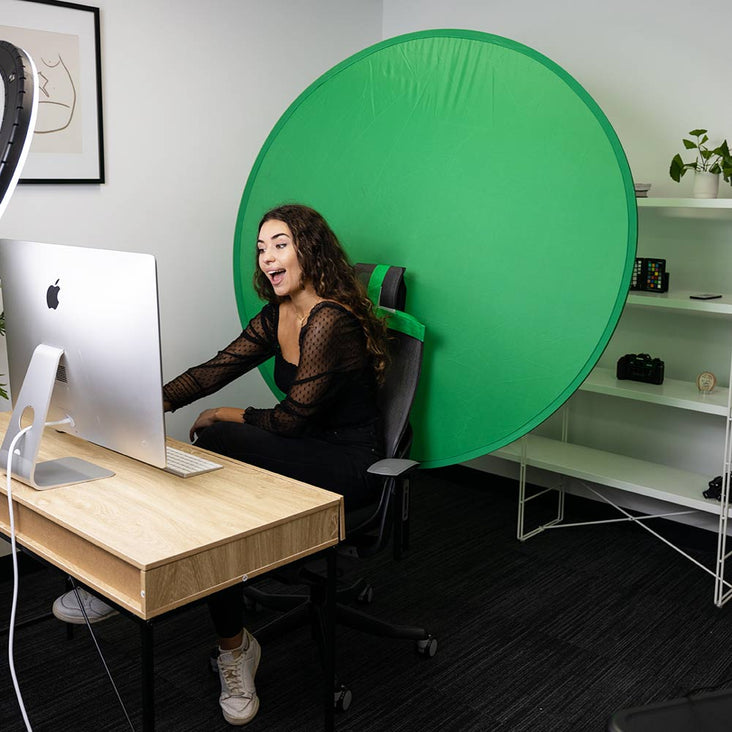 Collapsible 56"/142cm Portable Pop-up Green Screen Backdrop with Chair Attachment